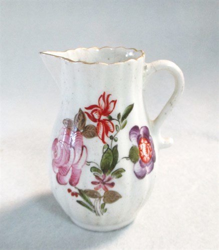 Lot 22 - An 18th century Lowestoft polychrome sparrow beak cream jug