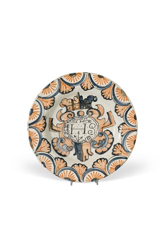 Lot 46 - A Talavera or 'Puente del Arzobispo serie tricolor' tin glazed dish, circa 1580-1650