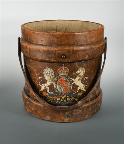 Lot 353 - A 19th century leather shot carrier