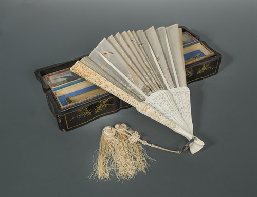 Lot 109 - A Chinese export carved, pierced ivory fan, Canton, Qing Dynasty, circa 1870