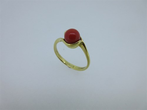 Lot 71 - An 18ct gold and coral ring