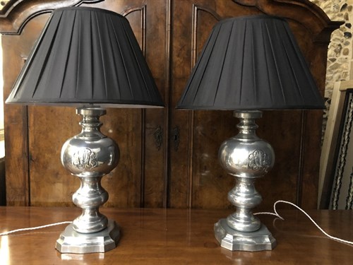 Lot 445 - A pair of polished aluminium table lamps