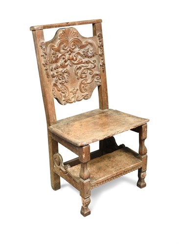 Lot 360 - An 18th century Italian carved walnut prie dieu chair