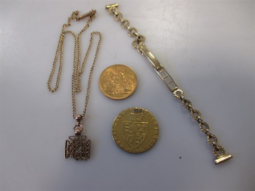 Lot 274 - A 9ct watch bracelet and a pendant and chain 9....