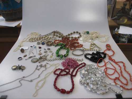 Lot 263 - A collection of both vintage and costume...