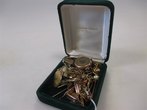 Lot 270 - A 9ct gold gate bracelet, a bar brooch marked '...