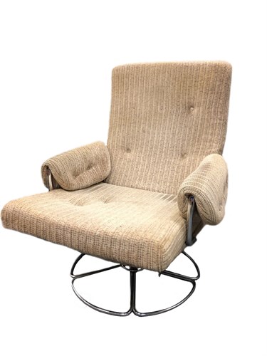 Lot 530 - A mid-century swivel lounging chair