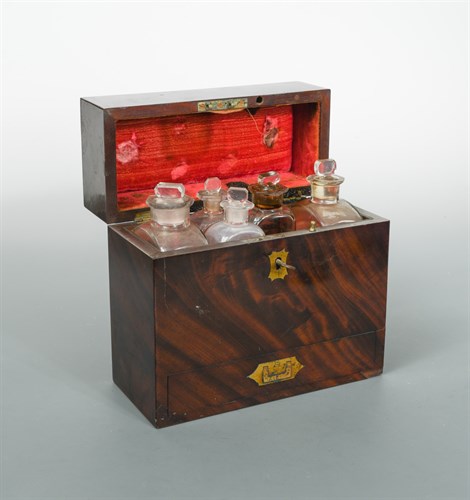 Lot 404 - A George III mahogany apothecary box