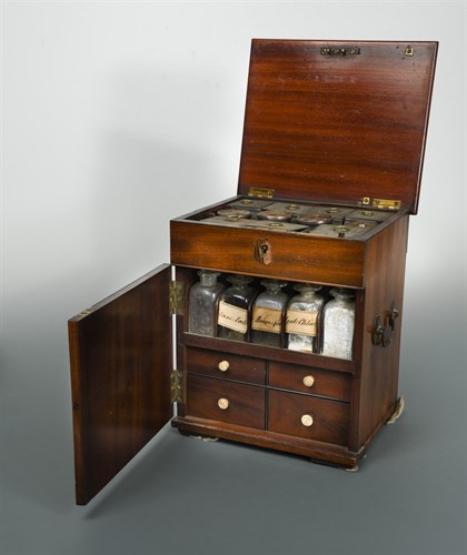 Lot 405 - A George III mahogany travelling apothecary box