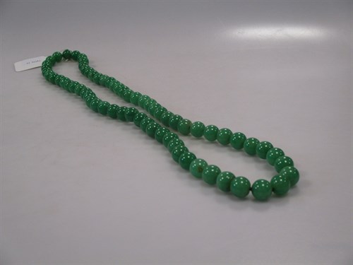 Lot 265 - String jade beads