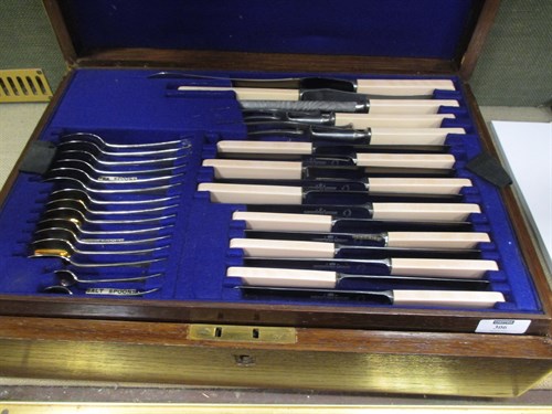 Lot 306 - A cased canteen of epns flatware