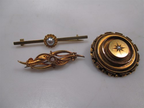 Lot 279 - A trio of brooches, one hallmarked 15ct