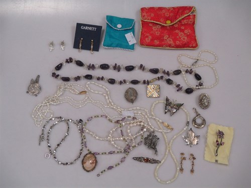 Lot 262 - A collection of gold, silver, gemset and...