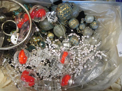 Lot 261 - A quantity of costume jewellery to include jet...