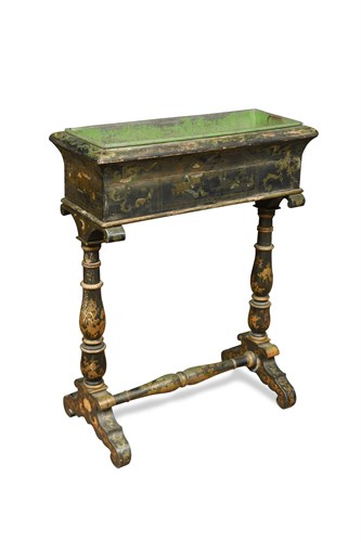 Lot 559 - A 19th century japanned jardiniere