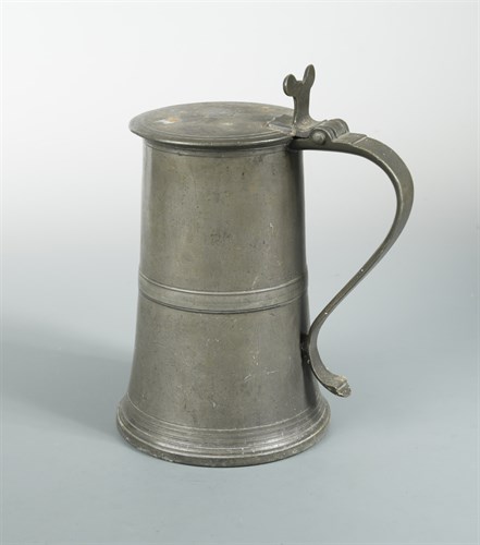 Lot 383 - An 18th century Scottish pewter lidded flagon by Robert Kinniburgh
