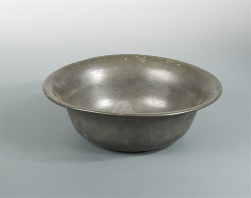 Lot 389 - An 18th century pewter bowl of plain form