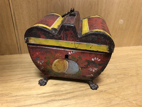 Lot 377 - A Regency tole peinte tea caddy