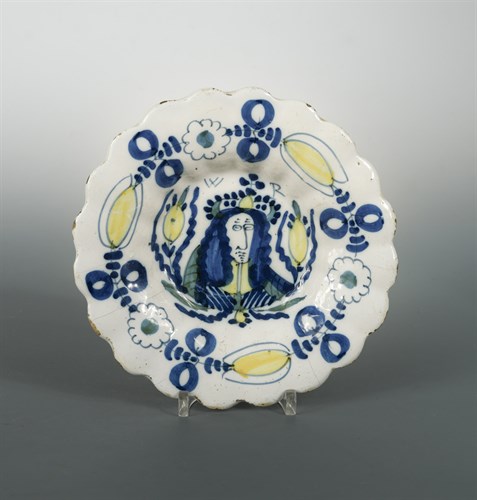 Lot 43 - A late 17th Century Delft lobed plate