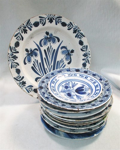 Lot 41 - An 18th century Delft blue and white plate