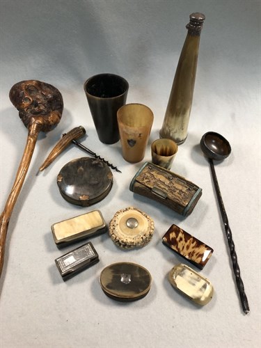 Lot 394 - A small collection of horn items