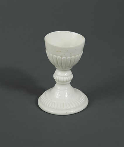 Lot 20 - A rare Saint-Cloud blanc de chine egg cup, circa 1730-50