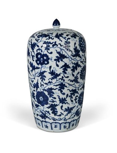 Lot 64 - A Chinese blue and white porcelain vase, Qing dynasty, 19th century