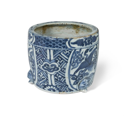 Lot 66 - A Chinese blue and white porcelain brush pot, Ming Dynasty, Wanli Period (1573-1619)