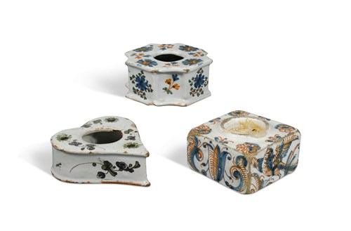 Lot 54 - An 18th century Spanish talavero inkwell