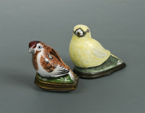 Lot 33 - An 18th century Bilston enamel and metal mounted snuff box
