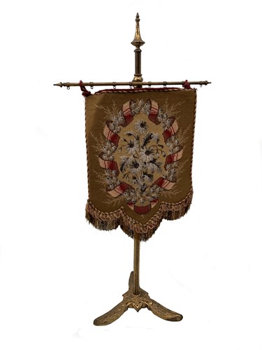 Lot 23 - A late Victorian gilded brass-framed banner screen