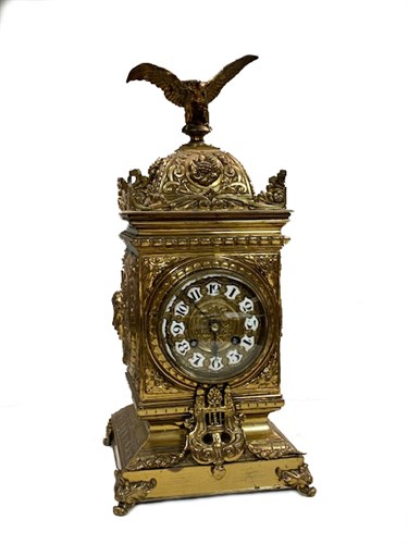 Lot 81 - A brass cased mantle clock with an eagle...