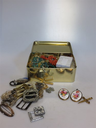 Lot 291 - A quantity of costume jewellery