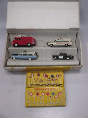 Lot 186 - A boxed Dinky gift set No 298, together with...