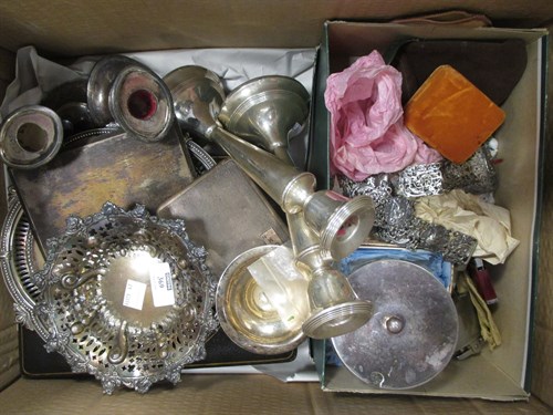 Lot 369 - Silver bonbon dish, silver compact, small pair...