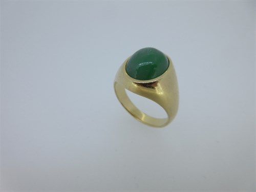 Lot 107 - A signet ring set with jade