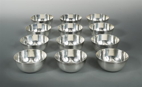 Lot 323 - A set of twelve 20th century Italian metalwares silver ice cream bowls