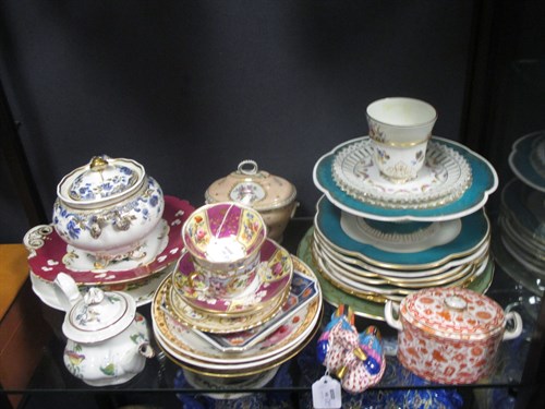 Lot 66 - A collection of ceramics to include a Herend...