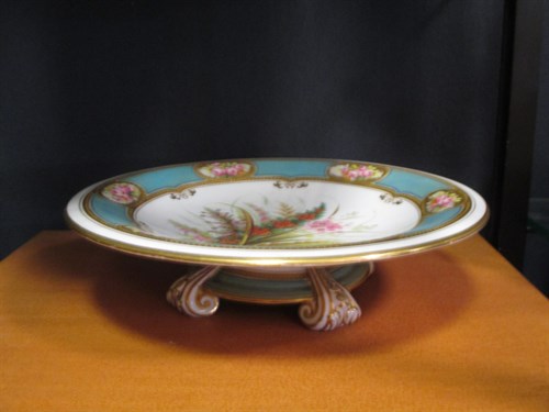 Lot 81 - A Worcester dessert service, an 18th century tea bowl & saucer, and another saucer