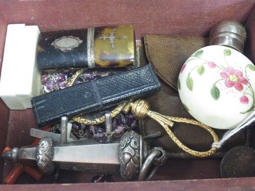 Lot 277 - A wooden box containing a collection of objets...