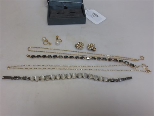 Lot 290 - A small collection of jewellery to include a...