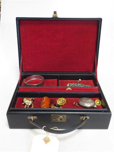Lot 292 - A travelling jewellery box containing a...