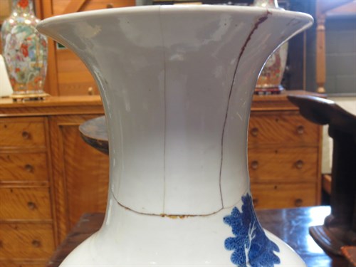 Lot 104 - A Chinese blue and white vase, mark to...