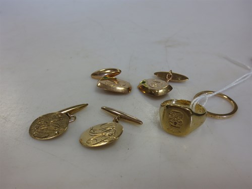 Lot 308 - A 9ct gold signet ring and wedding band and...