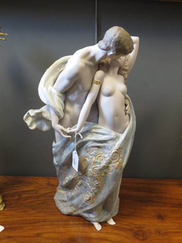 Lot 123 - A large Lladro figurine 'Passionate Lovers',...
