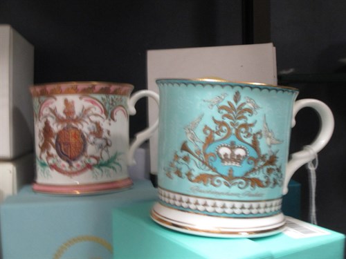 Lot 80 - Eight Buckingham Palace souvenir mugs (boxed)