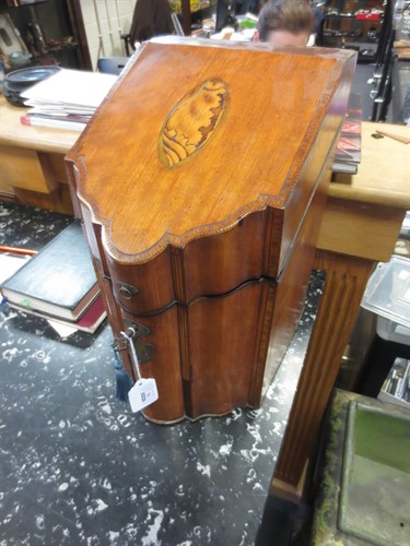 Lot 92 - A George III mahogany knife box