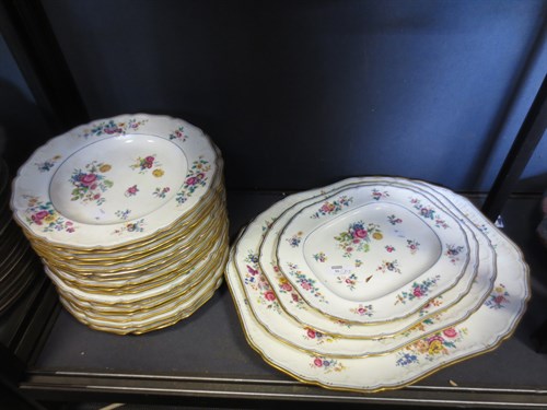 Lot 86 - An early 19th century English porcelain dinner...