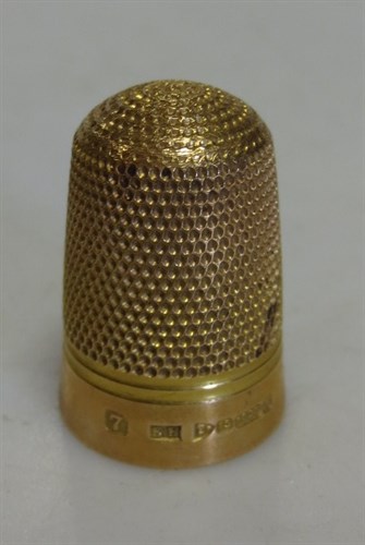 Lot 279 - A 15ct gold thimble in leather case