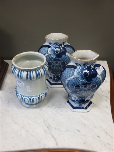 Lot 122 - A pair of 18th/early 19th century Dutch Delft...